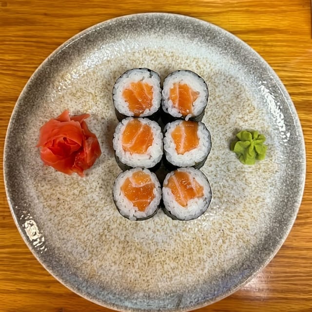 Maki Salmon Roll.